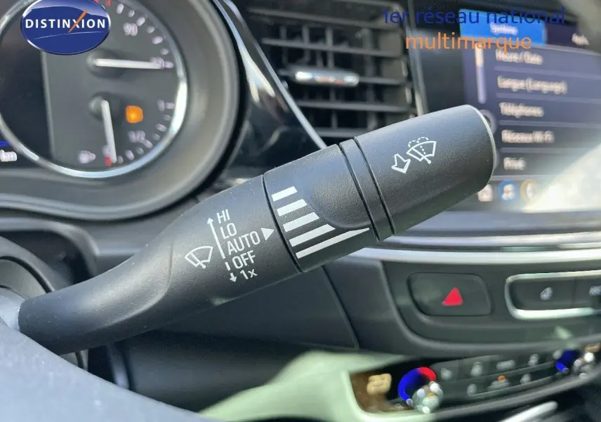 Gros plan sur la commande d’essuie-glace dans l’habitacle d’une Opel Insignia gris minéral métal, tableau de bord en arrière-plan.