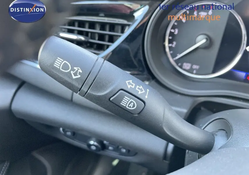 Le commodo gauche du tableau de bord de l'Opel Insignia 2.0D gris minéral métal, avec indicateurs de feux et clignotants.