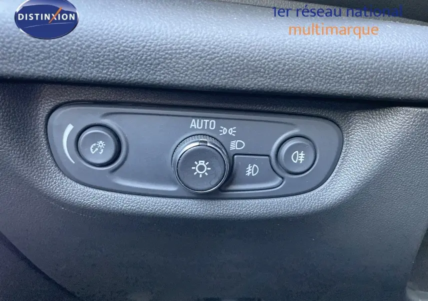 Gros plan sur les commandes d'éclairage intérieur de l'Opel Insignia 2.0D 174ch Elegance gris minéral métal.