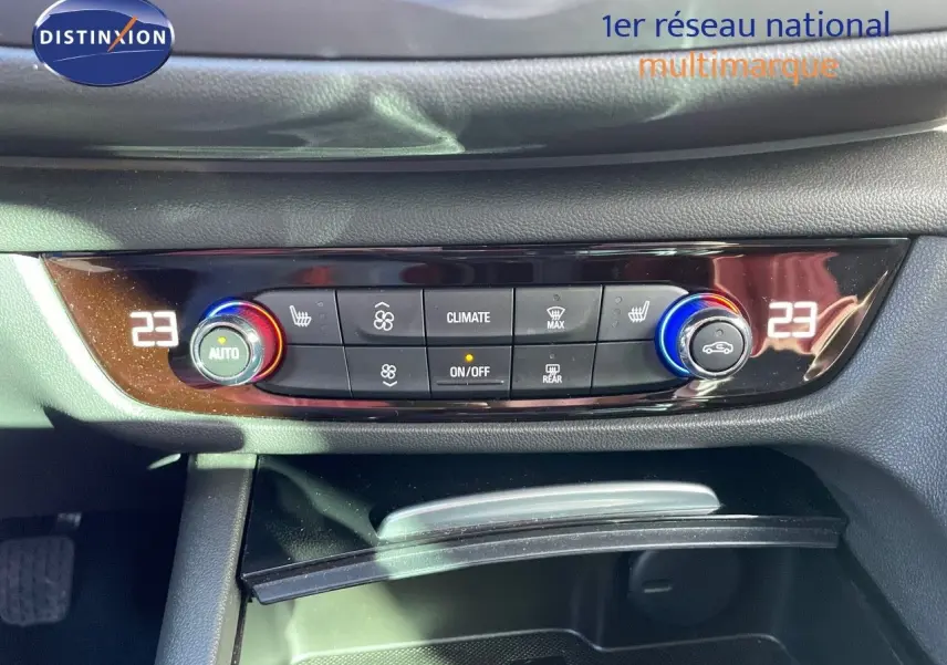 Panneau de commande de climatisation de l'Opel Insignia gris minéral, affichant 23°C des deux côtés.
