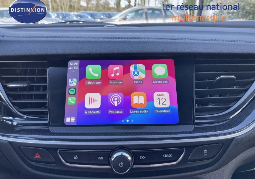 Écran tactile central de l’Opel Insignia gris minéral métal 2021 affichant les applications Apple CarPlay.