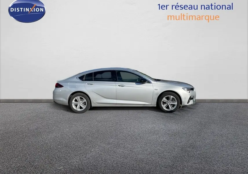 Opel Insignia 2021 gris minéral métal vue profil côté gauche sur fond neutre avec jantes alliage.