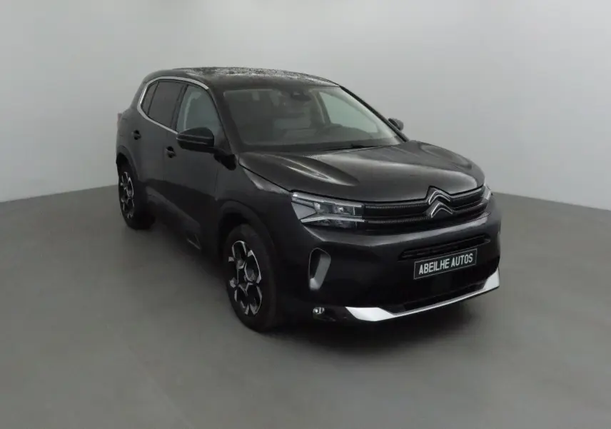 Citroën C5 Aircross noir vue 3/4 avant droit, avec jantes noires et détails chromés sur le pare-chocs.