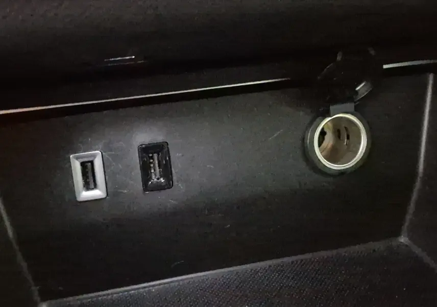 Prise USB double et allume-cigare dans l'habitacle noir du Citroën C5 Aircross 2024, version diesel automatique.