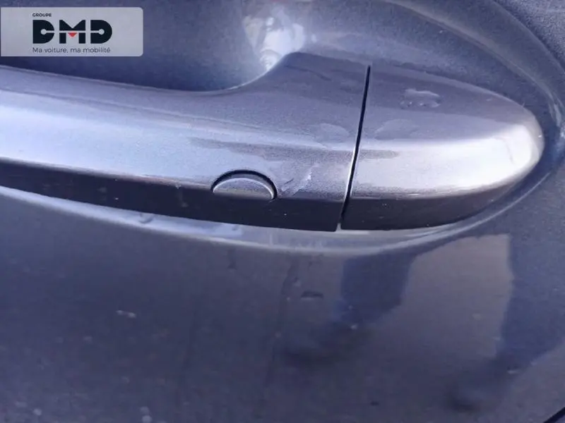 Poignée de porte côté gauche en gros plan sur MG4 EV 204ch Andes Grey métallisé avec finition lisse et bouton intégré.