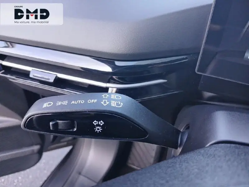 Gros plan sur la manette de commande des feux et clignotants dans l’habitacle du MG4 Andes Grey métallisé 2023.