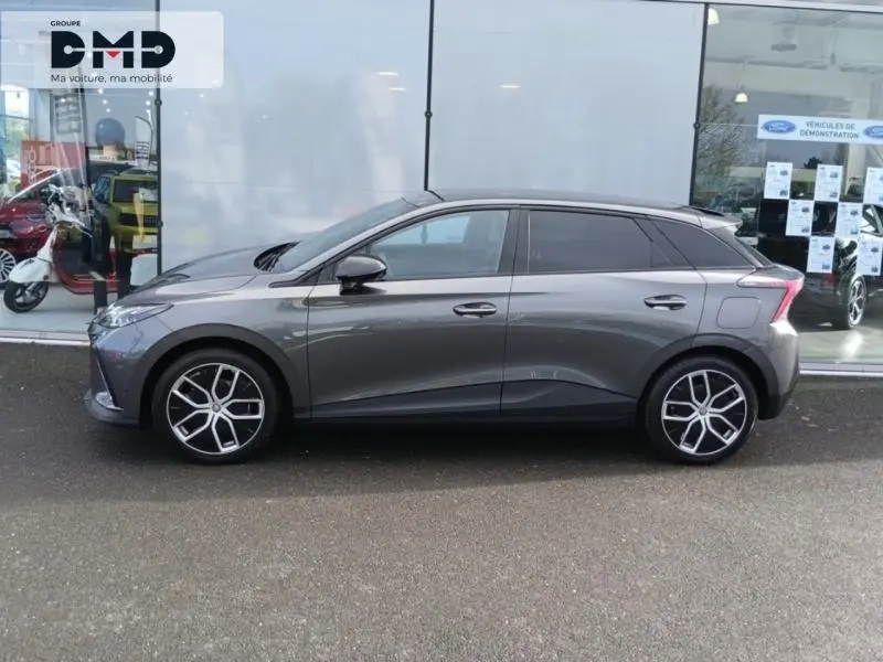 Vue de profil côté gauche du MG4 électrique 2023 en Andes Grey métallisé, soulignant ses lignes modernes et ses jantes alliage.