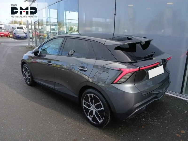 Vue 3/4 arrière droite du MG4 électrique 2023 en Andes Grey métallisé avec feux arrière LED distinctifs et toit noir.