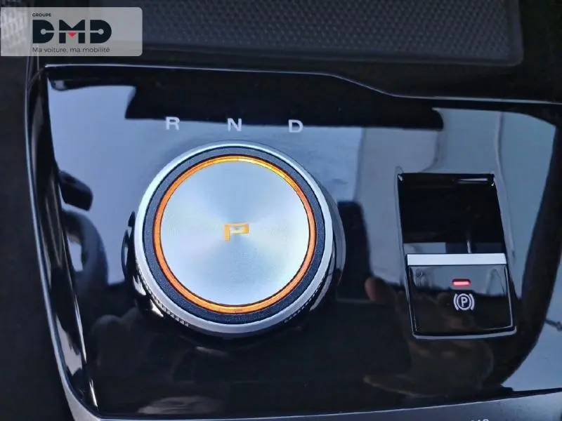 Gros plan sur la molette de boîte automatique et frein électrique du MG4 EV 2023 en finition Luxury.