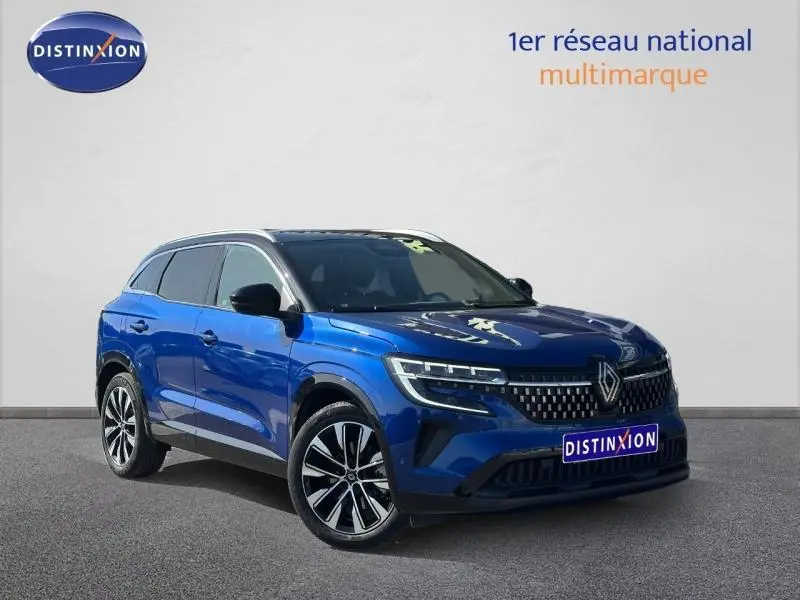 Renault Austral 1.2 E-Tech full hybrid 200ch bleu Iron, vue 3/4 avant avec calandre distinctive et jantes alliage.