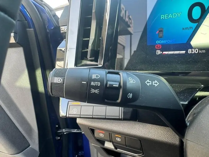 Gros plan sur la commande des feux et clignotants côté gauche du tableau de bord d’un Renault Austral Bleu Iron 2025.