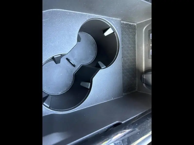Gros plan sur les porte-gobelets noirs du Renault Austral 2025, version hybride, à l'intérieur du véhicule.