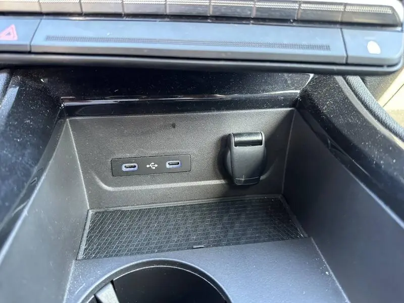 Gros plan sur la console centrale du Renault Austral 2025, montrant deux ports USB-C et une prise 12V, finition noire.