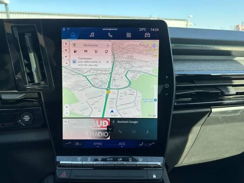 Vue rapprochée de l’écran tactile central du Renault Austral 2025 affichant la navigation et les commandes multimédia.