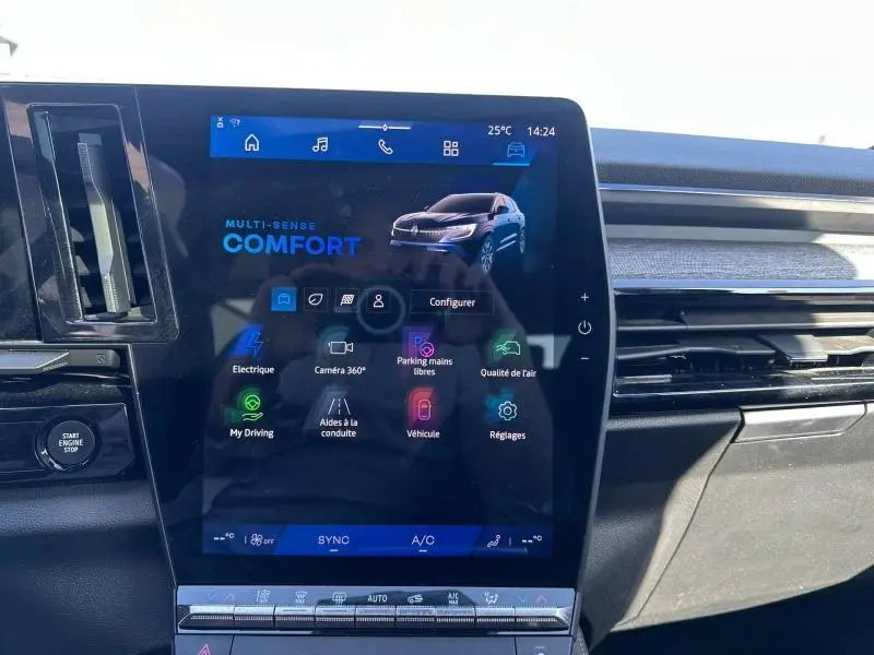 Écran tactile central du tableau de bord du Renault Austral 2025 affichant le mode Confort et une image du véhicule Bleu Iron.