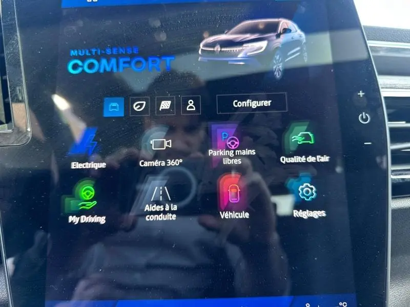 Écran tactile intérieur du Renault Austral 2025 montrant le menu Multi-Sense en mode Confort avec icônes colorées.
