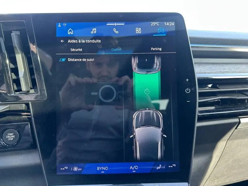Écran tactile central du Renault Austral 2025 montrant l'aide au stationnement avec interface moderne et finition intérieure noire.