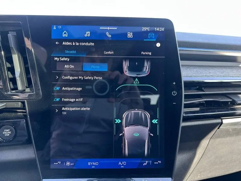 Écran tactile central du Renault Austral 2025 bleu Iron montrant les aides à la conduite et la fonction My Safety.