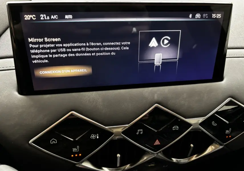 Écran tactile central affichant la fonction Mirror Screen sur le tableau de bord noir du DS3 2024, vue rapprochée.