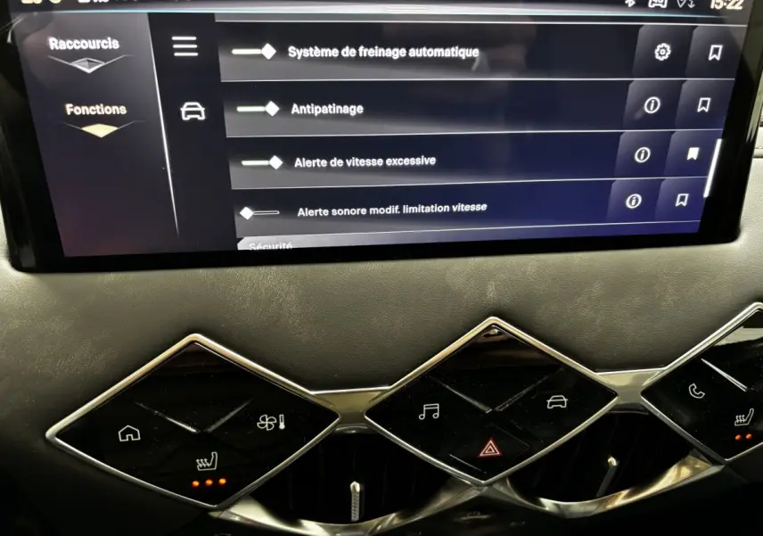 Vue rapprochée de l’écran tactile et des commandes en losange du tableau de bord du DS3 gris clair 2024.