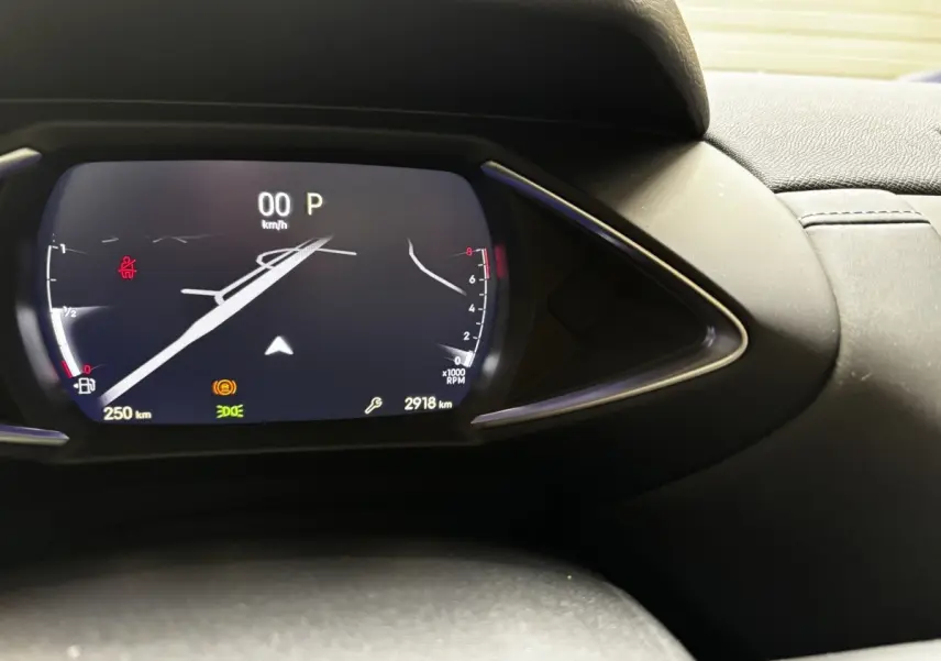 Gros plan sur le tableau de bord numérique de la DS3 2024, affichant la vitesse, le régime et les alertes.