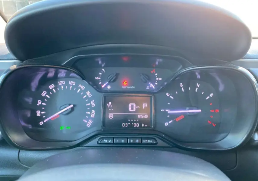 Vue rapprochée du tableau de bord numérique d'une Citroën C3 2023, affichant la vitesse à 0 km/h et le compteur à 37 198 km.