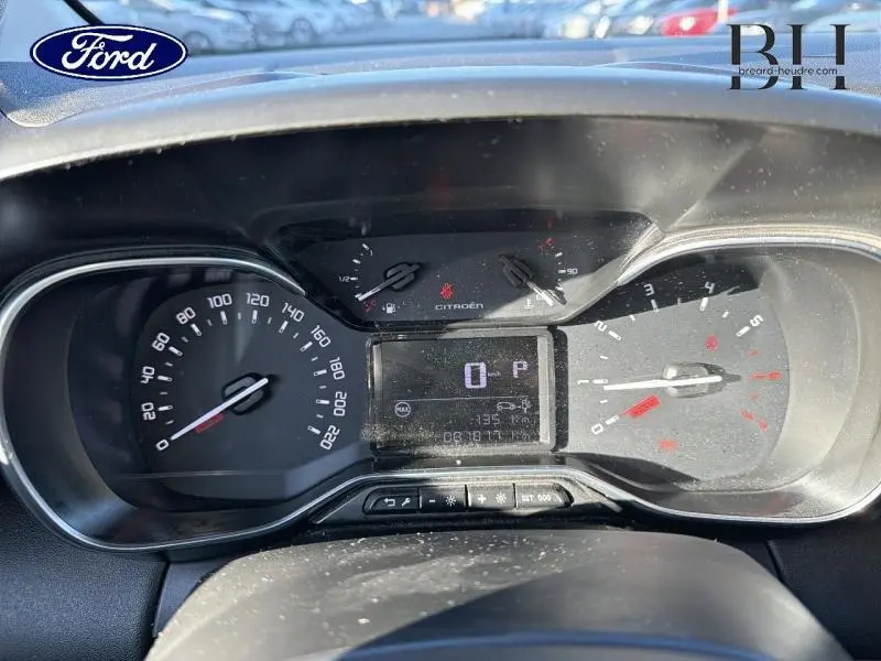 Vue rapprochée du tableau de bord numérique de la Citroën C3 Aircross 2019, affichant la vitesse et les indicateurs.