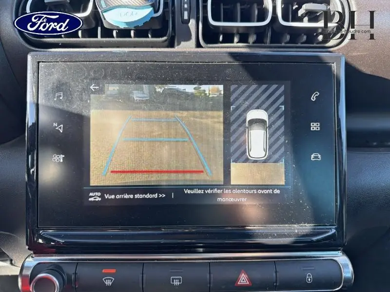 Écran tactile intérieur montrant la caméra de recul du Citroën C3 Aircross gris acier, vue centrale du tableau de bord.