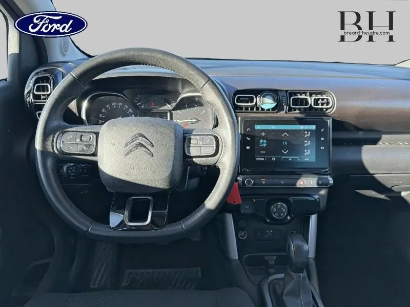 Vue intérieure du tableau de bord et volant cuir noir de la Citroën C3 Aircross 2019 avec écran tactile et commandes au volant.