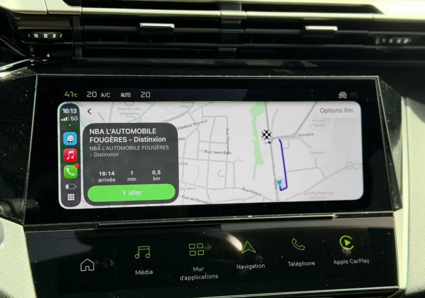Écran tactile central du Peugeot 308 NV Hybrid 145 GT e-DSC6 blanc, affichant la navigation avec Apple CarPlay.
