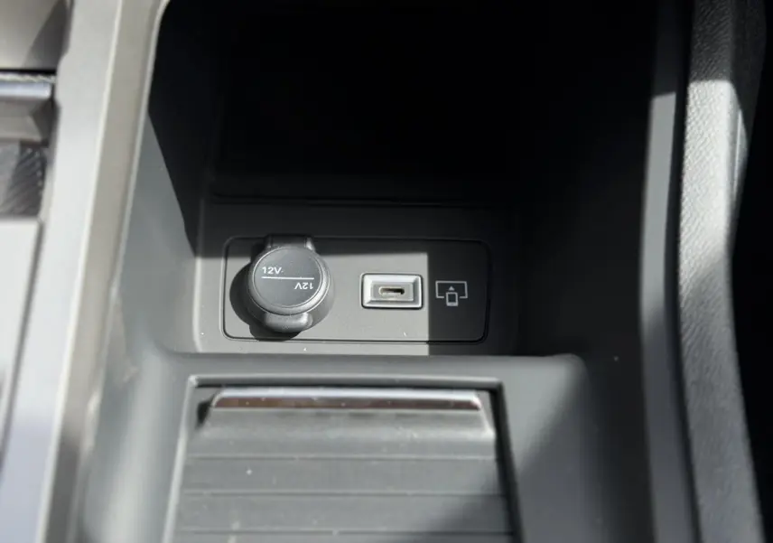 Prise 12V et port USB dans la console centrale noire du Peugeot 308 NV Hybrid 145 GT e-DSC6.