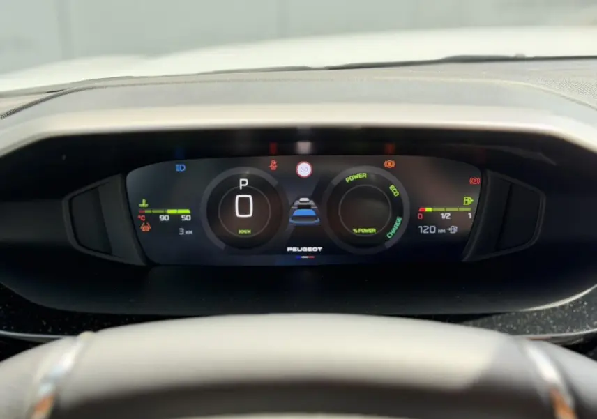 Vue rapprochée du combiné numérique 10 pouces du Peugeot 308 NV Hybrid 145 GT e-DSC6 affichant les indicateurs de vitesse et énergie.
