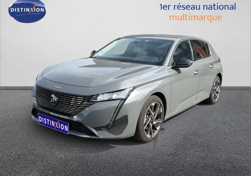 PEUGEOT 308 Allure Hybrid 145 gris sélénium métal, vue 3/4 avant mettant en valeur la calandre noire et les jantes biton.