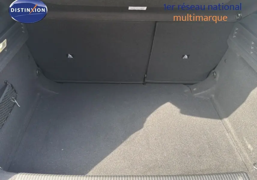 Coffre spacieux de Peugeot 308 Allure Hybrid 145 e-DCS6 gris Selenium Metal vu de dessus, avec revêtement noir uniforme.
