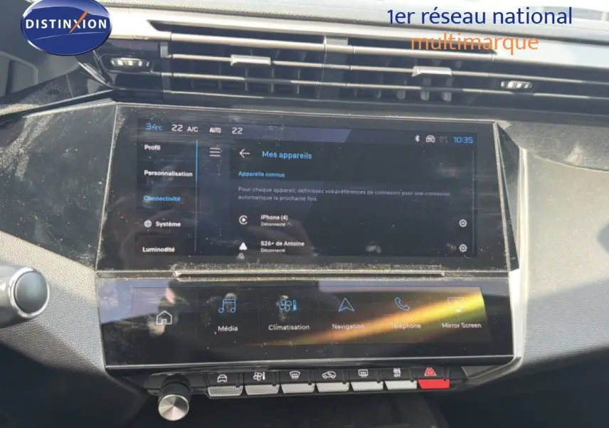 Vue rapprochée de l’écran tactile central du tableau de bord du Peugeot 308 Allure Hybrid gris Selenium Metal, affichant les options connectivité et navigation.