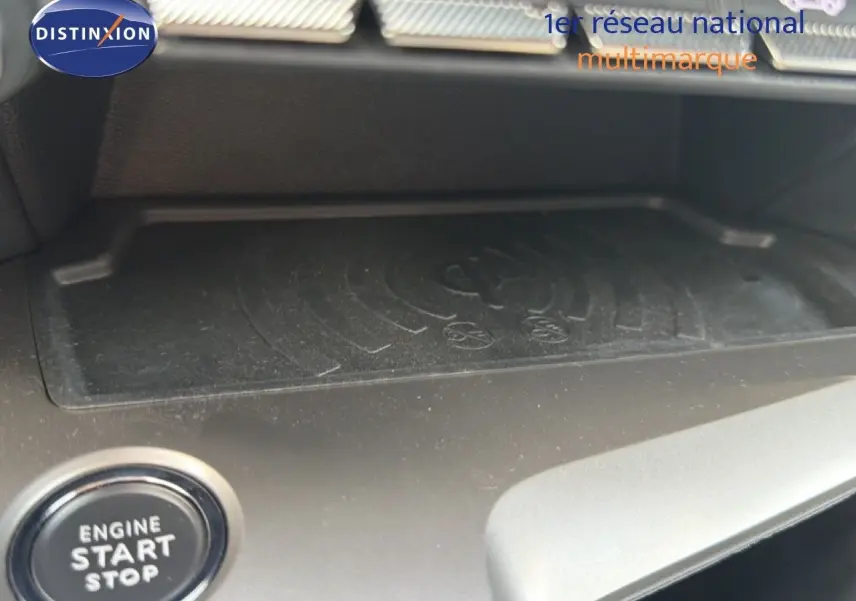 Gros plan sur la zone de recharge sans fil et le bouton start/stop dans l’habitacle d’une Peugeot 308 gris Selenium.