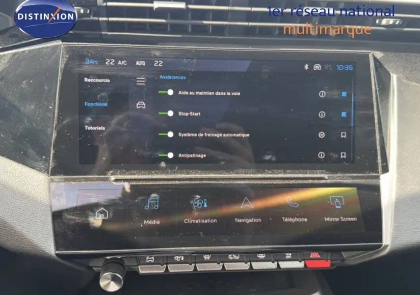 Écran tactile central de la Peugeot 308 Allure Hybrid 2025 montrant les options d’assistance à la conduite.