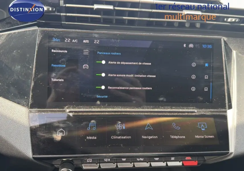 Écran tactile central de la Peugeot 308 Allure Hybrid 2025 montrant les réglages d’alerte et de navigation.