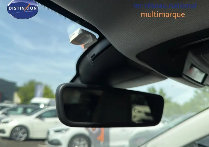 Vue intérieure centrée sur le rétroviseur intérieur d'une Peugeot 308 Allure Hybrid 145 e-DCS6 gris Selenium Metal.