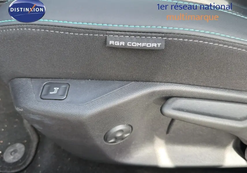 Gros plan sur le réglage de siège AGR Comfort en tissu noir avec surpiqûres bleues, intérieur Peugeot 308 Allure Hybrid 2025.