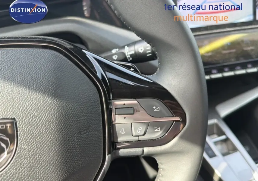 Gros plan sur le volant cuir de la Peugeot 308 Allure Hybrid 2025 avec commandes audio et téléphone intégrées.