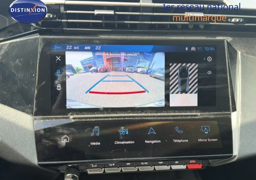 Vue rapprochée de l’écran central tactile du tableau de bord de la Peugeot 308 Allure Hybrid 2025, affichant la caméra de recul.