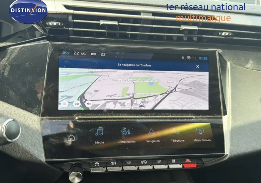 Vue rapprochée de l’écran tactile central du tableau de bord de la Peugeot 308 Allure Hybrid 2025, affichant la navigation.