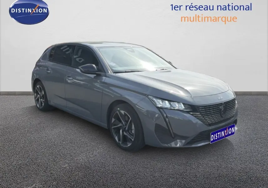 Peugeot 308 Allure Hybrid gris sélénium métal vue 3/4 avant droit avec jantes alliage et calandre noire distinctive.