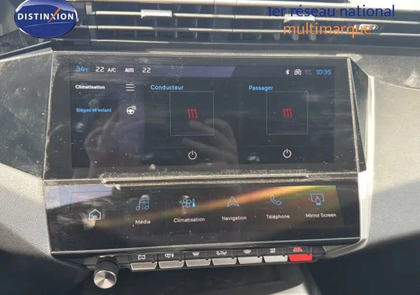 Écran tactile central du tableau de bord du Peugeot 308 Allure Hybrid 145 e-DCS6, affichant la climatisation et les options multimédia.