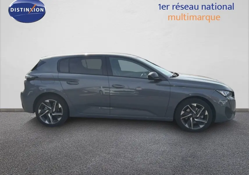 Profil côté gauche d'une Peugeot 308 Allure Hybrid 145 e-DCS6 gris selenium métal, avec jantes alliage bicolores.