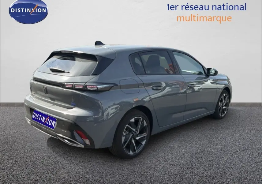 Vue 3/4 arrière droite d'une Peugeot 308 Allure Hybrid 145 gris sélénium métallisé avec jantes alliage et feux LED distinctifs.