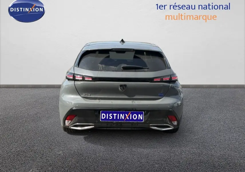 Vue arrière d'une Peugeot 308 Allure Hybrid 145 gris selenium métal avec feux LED et double sortie d'échappement.
