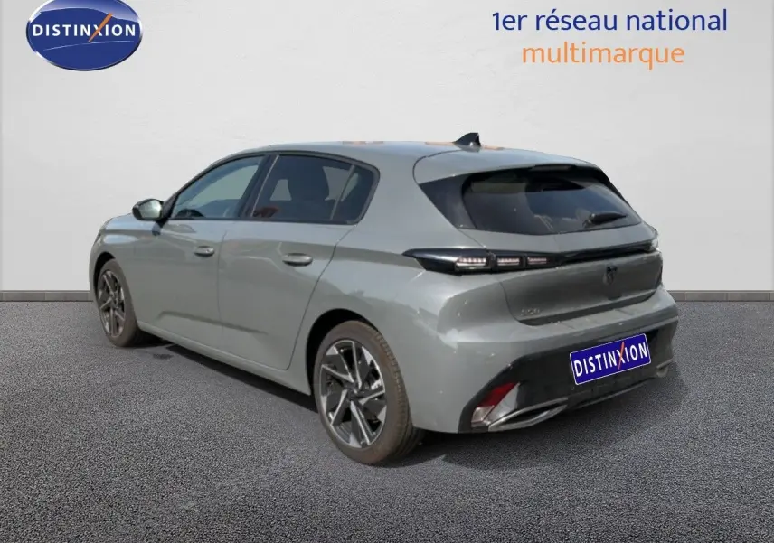Vue 3/4 arrière droite d'une Peugeot 308 Allure Hybrid 145 e-DCS6 gris selenium métal avec feux LED et jantes alliage.