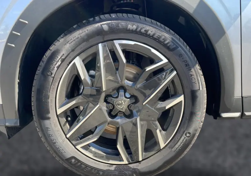 Gros plan sur la roue avant droite gris artense du Peugeot 5008 Hybrid 145 allure e-dcs6 avec jante alu distinctive.